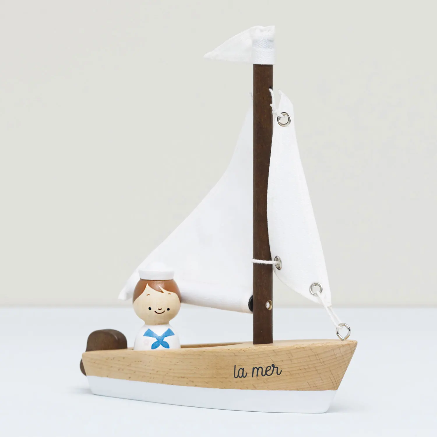 Segelboot aus Holz / Wooden Sailing Boat & Captain-Le Toy Van (LTV)