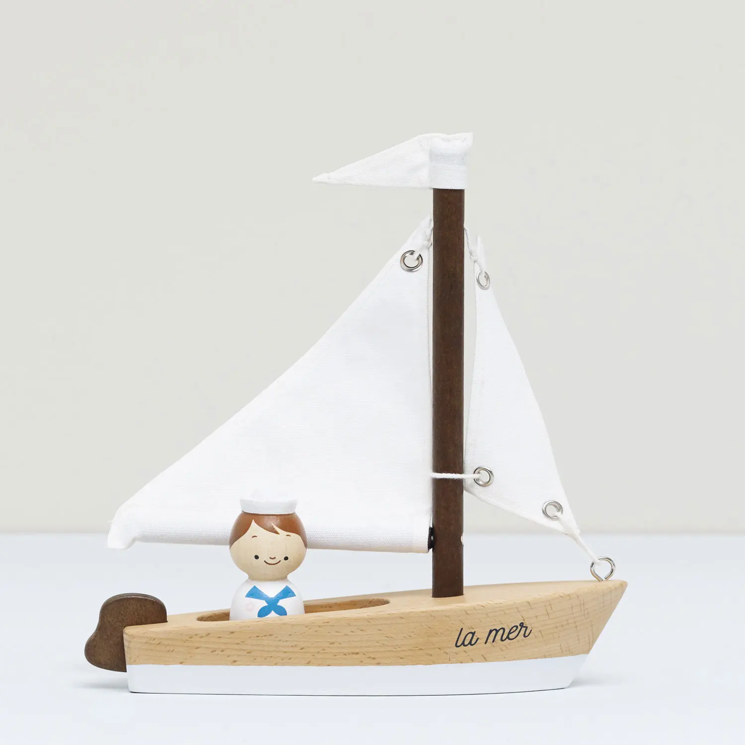 Segelboot aus Holz / Wooden Sailing Boat & Captain-Le Toy Van (LTV)
