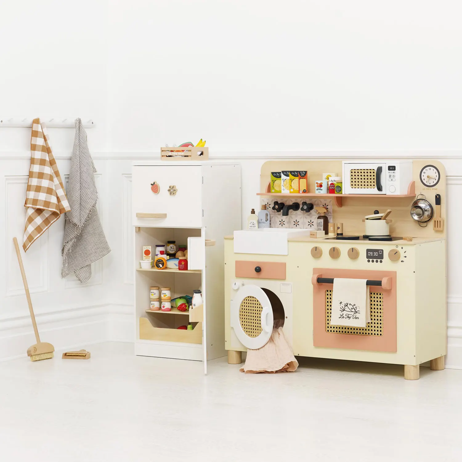 Große Küche / Family Size Wooden Play Kitchen-Le Toy Van (LTV)