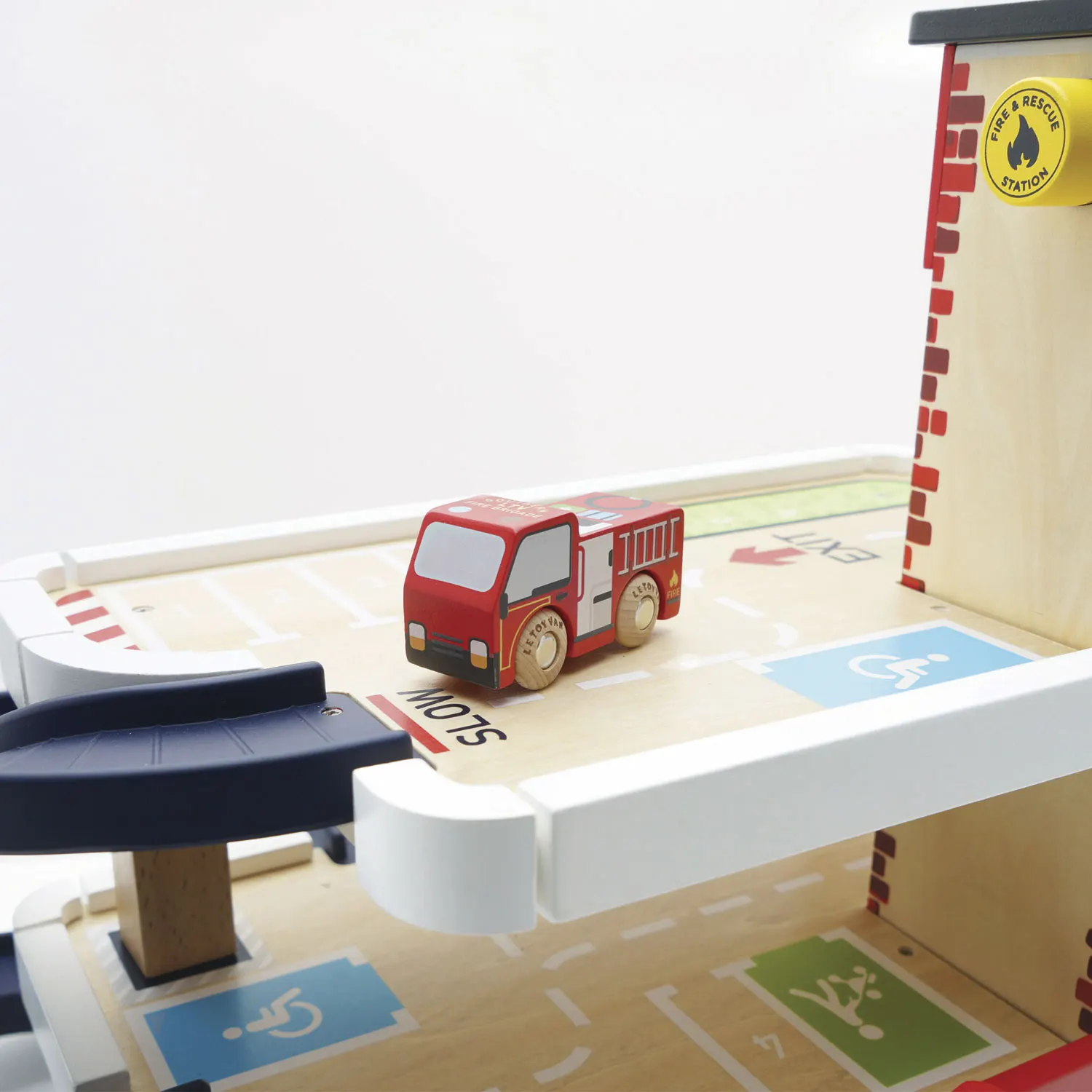 Feuerwehr & Rettungsdienst Garage & Fire & Rescue Wooden Garage-Le Toy Van (LTV)