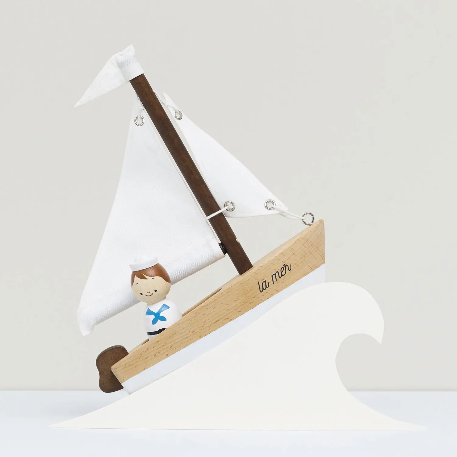 Segelboot aus Holz / Wooden Sailing Boat & Captain-Le Toy Van (LTV)